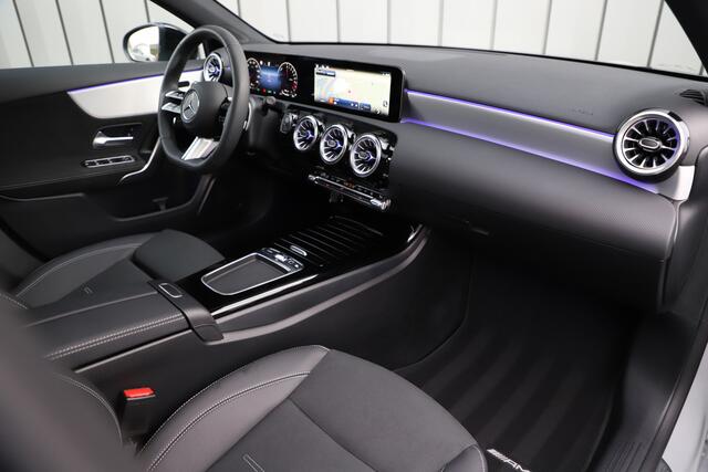 Mercedes-Benz A-KLASSE 250e AMG | Panoramadak | Sfeerverlichting | ACC | Stuurwielverw. | Standkachel | Widescreen | 2025.