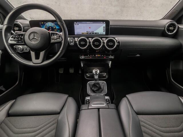 Mercedes-Benz A-KLASSE 160 Sport (APPLE CARPLAY, GROOT NAVI, CAMERA, LEDER, SPORTSTOELEN, PARKEERSENSOREN, LANE ASSIST, ZWART HEMEL, NIEUWSTAAT)