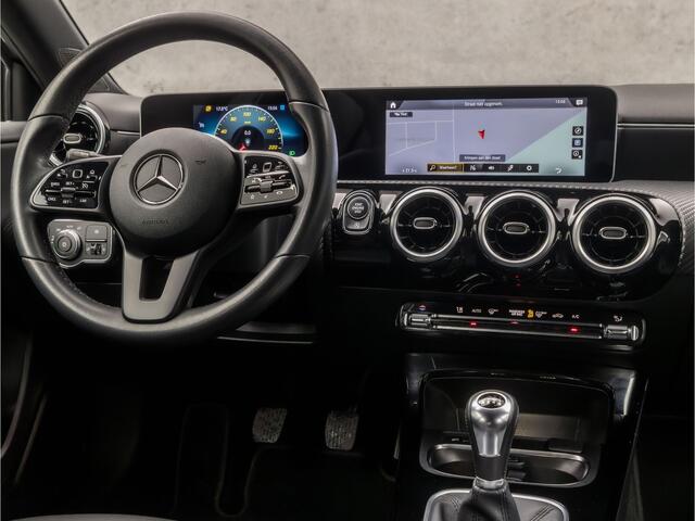 Mercedes-Benz A-KLASSE 160 Sport (APPLE CARPLAY, GROOT NAVI, CAMERA, LEDER, SPORTSTOELEN, PARKEERSENSOREN, LANE ASSIST, ZWART HEMEL, NIEUWSTAAT)