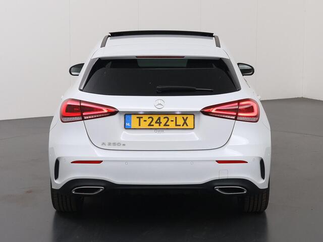 Mercedes-Benz A-KLASSE 250 e AMG Line | Night | Panoramadak | Widescreen | Stoelverwarming | Achteruitrijcamera | Sfeerverlichting |