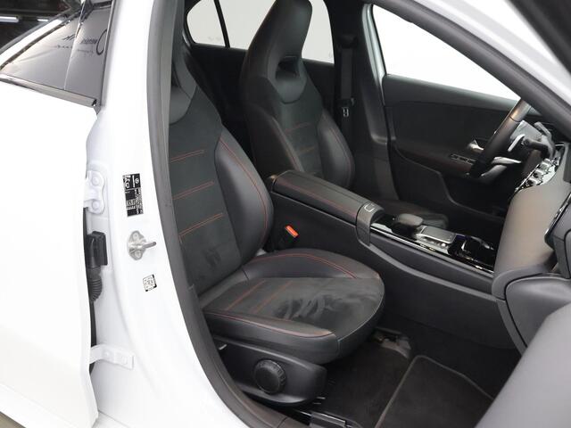 Mercedes-Benz A-KLASSE 250 e AMG Line | Night | Panoramadak | Widescreen | Stoelverwarming | Achteruitrijcamera | Sfeerverlichting |