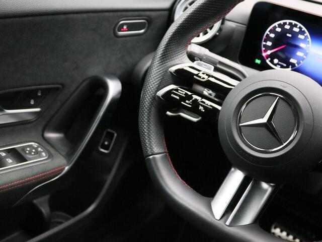 Mercedes-Benz A-KLASSE 250 e AMG Plug-In Hybride AMG Line | Night Pakket | Trekhaak | Sfeerverlichting | Achteruitrijcamera | Stuur en Stoelverwarming. Inclusief 24 maanden MB Certified garantie voor Europa.