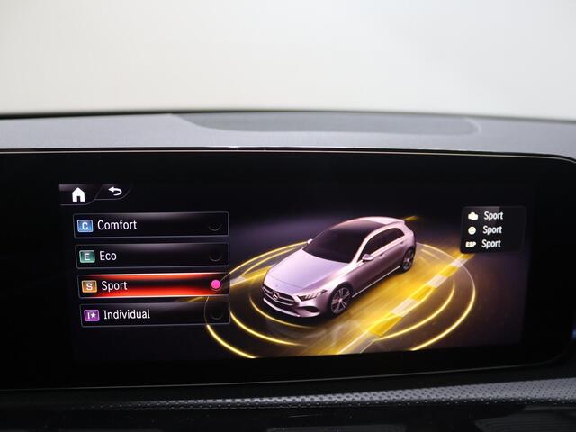 Mercedes-Benz A-KLASSE 180 Star Edition Luxury Line | Trekhaak | Dodehoekassistent | 18" lichtmetalen velgen