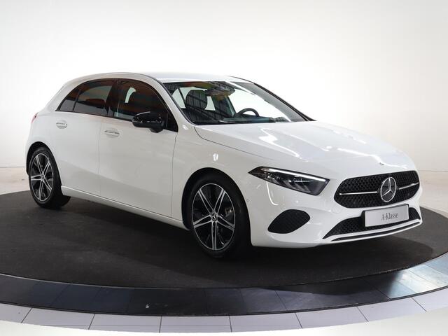 Mercedes-Benz A-KLASSE 180 Star Edition Luxury Line | Trekhaak | Dodehoekassistent | 18" lichtmetalen velgen