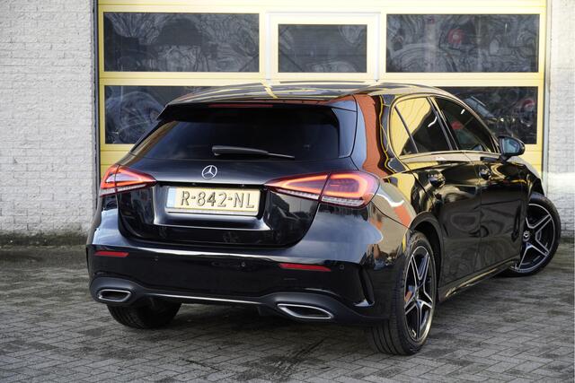 Mercedes-Benz A-KLASSE 180 Business Solution AMG BJ2022 Lmv 18" | Led V+A | Pdc | Navi | Achteruitrijcamera | Dashboard verlichting | Virtual cockpit | Climate control | Cruise control | Sportstoelen | Verwarmde voorstoelen | Zwarte hemel | Extra getint glas