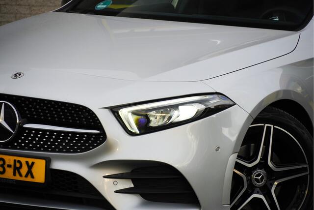 Mercedes-Benz A-KLASSE 180 Automaat! AMG BJ2020 Lmv 18" | Led V+A | Pdc | Navi | Achteruitrijcamera | Dashboard verlichting | Virtual cockpit | Climate control | Cruise control | Sportstoelen | Verwarmde voorstoelen | Zwarte hemel | Extra getint glas