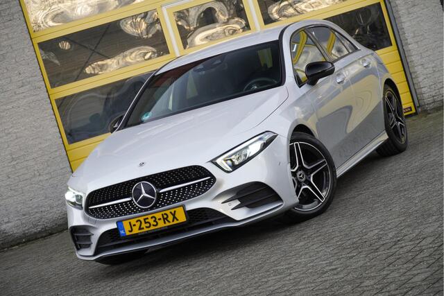 Mercedes-Benz A-KLASSE 180 Automaat! AMG BJ2020 Lmv 18" | Led V+A | Pdc | Navi | Achteruitrijcamera | Dashboard verlichting | Virtual cockpit | Climate control | Cruise control | Sportstoelen | Verwarmde voorstoelen | Zwarte hemel | Extra getint glas