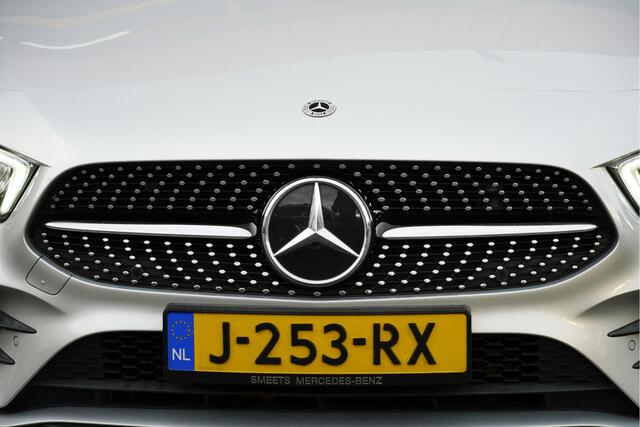 Mercedes-Benz A-KLASSE 180 Automaat! AMG BJ2020 Lmv 18" | Led V+A | Pdc | Navi | Achteruitrijcamera | Dashboard verlichting | Virtual cockpit | Climate control | Cruise control | Sportstoelen | Verwarmde voorstoelen | Zwarte hemel | Extra getint glas