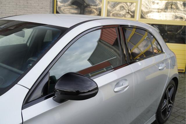 Mercedes-Benz A-KLASSE 180 Automaat! AMG BJ2020 Lmv 18" | Led V+A | Pdc | Navi | Achteruitrijcamera | Dashboard verlichting | Virtual cockpit | Climate control | Cruise control | Sportstoelen | Verwarmde voorstoelen | Zwarte hemel | Extra getint glas