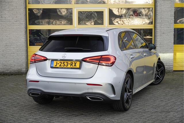 Mercedes-Benz A-KLASSE 180 Automaat! AMG BJ2020 Lmv 18" | Led V+A | Pdc | Navi | Achteruitrijcamera | Dashboard verlichting | Virtual cockpit | Climate control | Cruise control | Sportstoelen | Verwarmde voorstoelen | Zwarte hemel | Extra getint glas