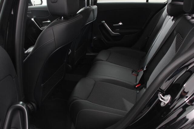 Mercedes-Benz A-KLASSE 180 136pk DCT Progressive Navigatie Parkeersensoren Camera Cruise Control Stoelverwarming Ledverlichting Climate Control