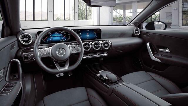 Mercedes-Benz A-KLASSE 250 Premium | AMG | Night | Panoramadak | Stoelverwarming | Keyless | Achteruitrijcamera |