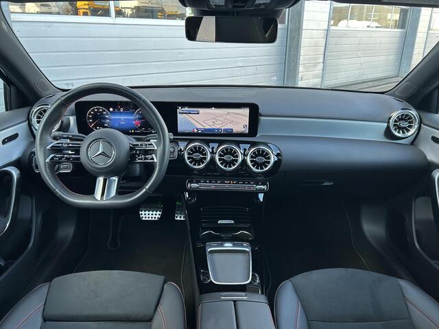 Mercedes-Benz A-KLASSE 180 AMG Line | Panoramadak | Cruise Control | Stoelverwarming