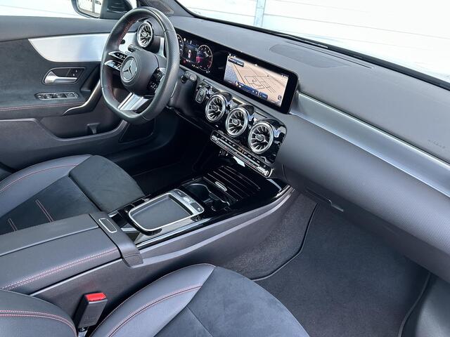 Mercedes-Benz A-KLASSE 180 AMG Line | Panoramadak | Cruise Control | Stoelverwarming