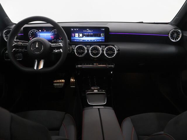 Mercedes-Benz A-KLASSE 180 Business Solution AMG | Panoramaschuifdak | Stoelverwarming | Achteruitrijcamera | MULTIBEAM LED |