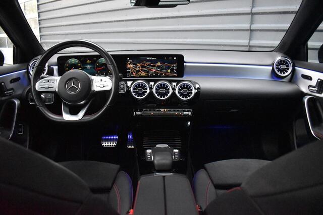 Mercedes-Benz A-KLASSE 180 Business Solution AMG | Pano | Sfeerverlichting | Camera | Stoelen Elektr. + Memory | Stoelverwarming | Orig. NL |