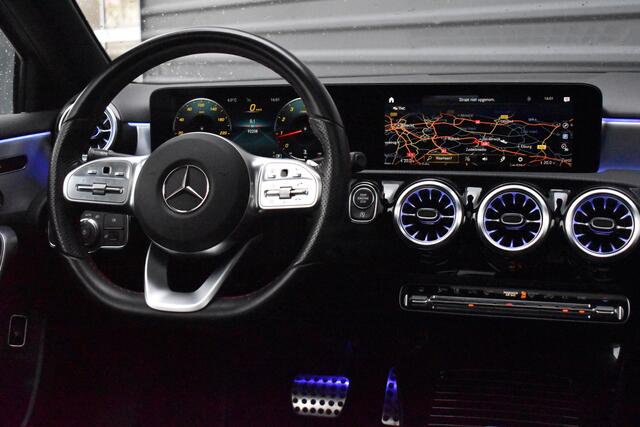 Mercedes-Benz A-KLASSE 180 Business Solution AMG | Pano | Sfeerverlichting | Camera | Stoelen Elektr. + Memory | Stoelverwarming | Orig. NL |