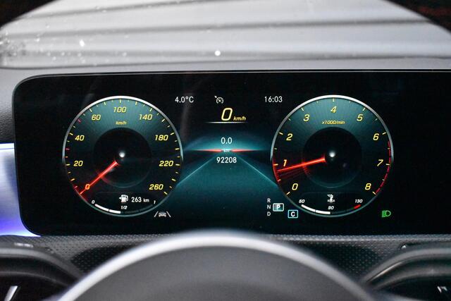 Mercedes-Benz A-KLASSE 180 Business Solution AMG | Pano | Sfeerverlichting | Camera | Stoelen Elektr. + Memory | Stoelverwarming | Orig. NL |