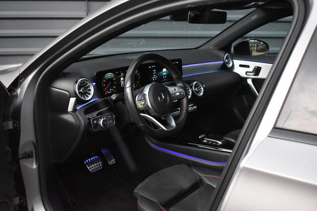 Mercedes-Benz A-KLASSE 180 Business Solution AMG | Pano | Sfeerverlichting | Camera | Stoelen Elektr. + Memory | Stoelverwarming | Orig. NL |