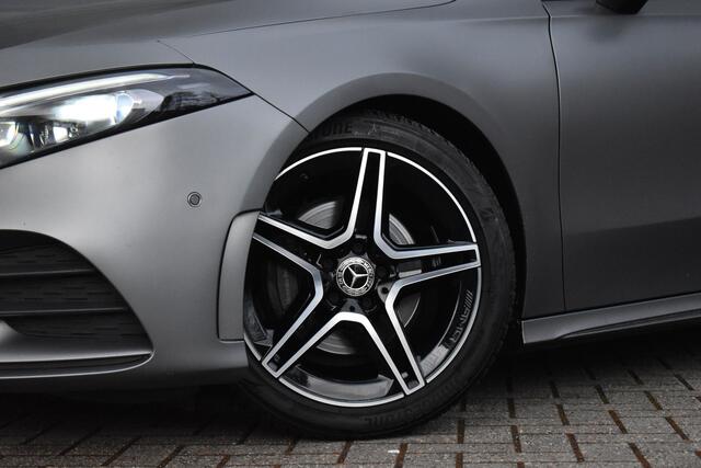 Mercedes-Benz A-KLASSE 180 Business Solution AMG | Pano | Sfeerverlichting | Camera | Stoelen Elektr. + Memory | Stoelverwarming | Orig. NL |