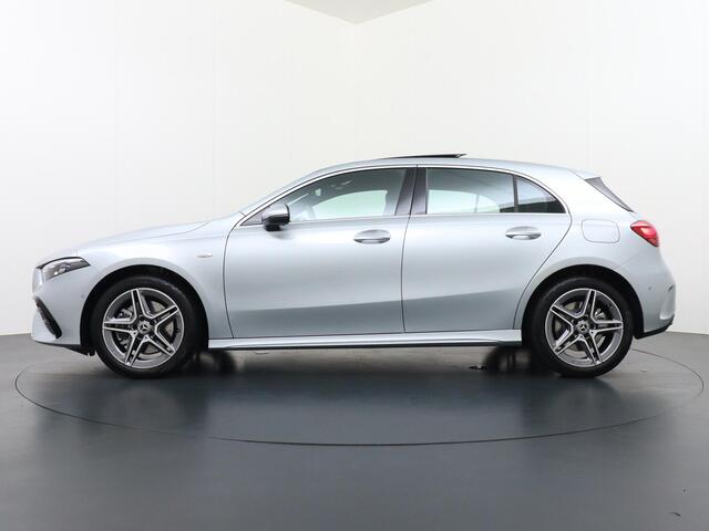 Mercedes-Benz A-KLASSE 250 e Business Solution AMG | Achteruitrijcamera | Apple Carplay & Android Auto | Multibeam Led | DAB+ Radio | Cruise Control | Sfeerverlichting | 18" Lichtmetalen AMG Velgen
