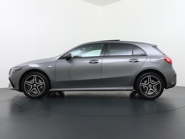 Mercedes-Benz A-KLASSE 250 e Business Solution AMG | Panorama - Schuifdak | Multibeam Led | Apple Carplay & Android Auto | Sfeerverlichting | Stoelverwarming Voorin | Achteruitrijcamera | Nightpakket