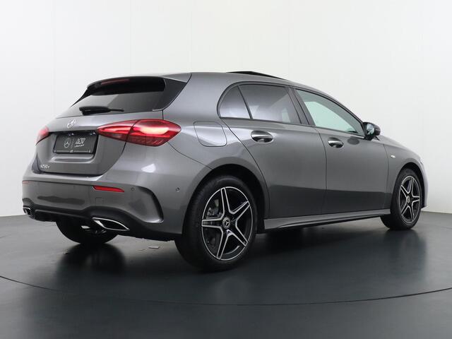 Mercedes-Benz A-KLASSE 250 e Business Solution AMG | Panorama - Schuifdak | Multibeam Led | Apple Carplay & Android Auto | Sfeerverlichting | Stoelverwarming Voorin | Achteruitrijcamera | Nightpakket