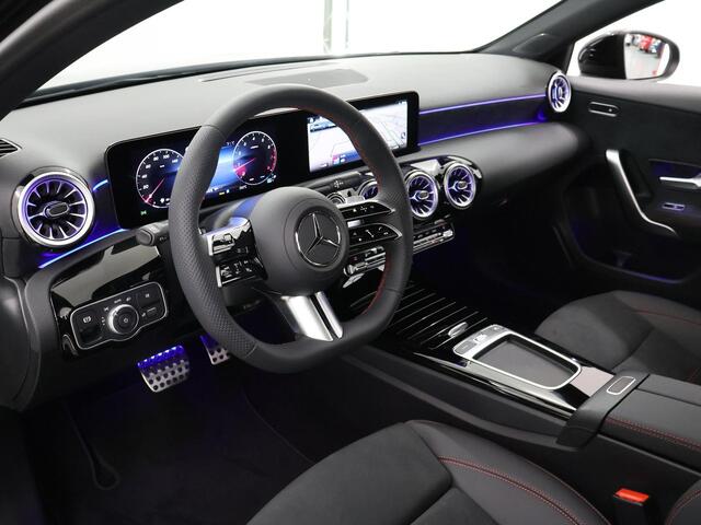 Mercedes-Benz A-KLASSE 180 AMG Line Panoramadak | 19inch LM Velegen | Multibeam led | Night pakket | Key less Go |