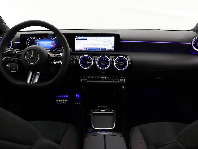 Mercedes-Benz A-KLASSE 180 AMG Line Panoramadak | 19inch LM Velegen | Multibeam led | Night pakket | Key less Go |