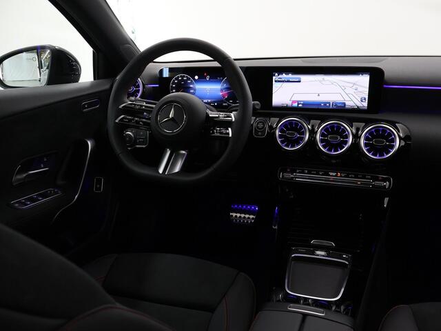 Mercedes-Benz A-KLASSE 180 AMG Line Panoramadak | 19inch LM Velegen | Multibeam led | Night pakket | Key less Go |