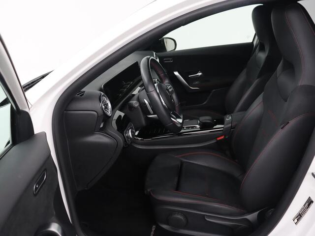 Mercedes-Benz A-KLASSE 250e AMG | Panoramadak | Stoelverwarming | Carplay | Leder/Alcantara | Camera | Sfeerverlichting | Navigatie | Park Assist | Climate control | PHEV | Plug In