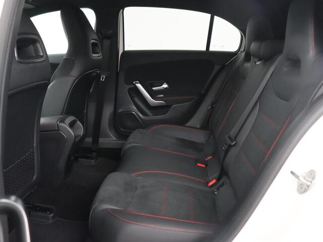 Mercedes-Benz A-KLASSE 250e AMG | Panoramadak | Stoelverwarming | Carplay | Leder/Alcantara | Camera | Sfeerverlichting | Navigatie | Park Assist | Climate control | PHEV | Plug In