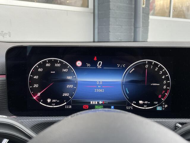 Mercedes-Benz A-KLASSE 250 e Luxury Line | Panoramadak | Achteruitrijcamera | Stoelverwarming | Dodehoekassistent | Sfeerverlichting | Apple & Android Carplay