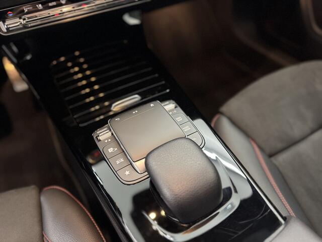 Mercedes-Benz A-KLASSE 200 Business AMG / Pano / Memory / Camera / Stoelverwarming