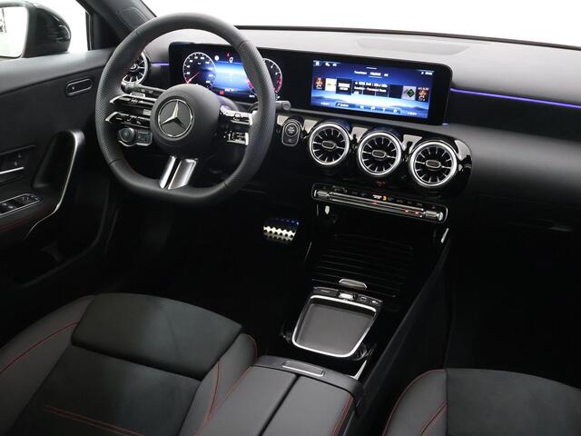 Mercedes-Benz A-KLASSE 180 Business Solution AMG | Night pakket | 19 inch velgen | Panoramadak | Keyless entry |