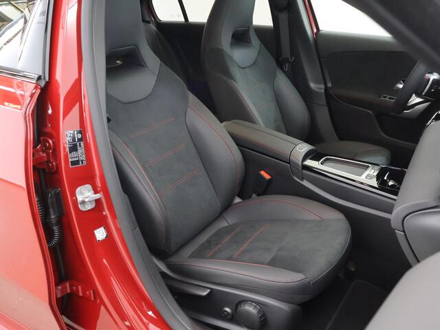 Mercedes-Benz A-KLASSE 180 Business Solution AMG | Night pakket | 19 inch velgen | Panoramadak | Keyless entry |