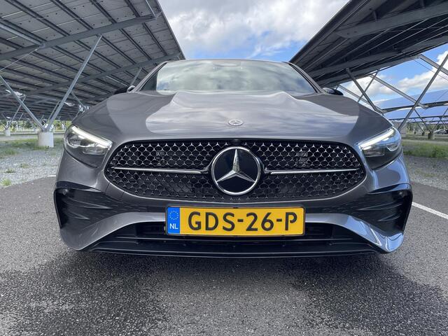 Mercedes-Benz A-KLASSE 180 Star Edition AMG Line | Nieuwprijs ¤ 52.195,- | Night | Panoramadak | Sfeerverlichting | Stoelverwarming | Parkeercamera |
