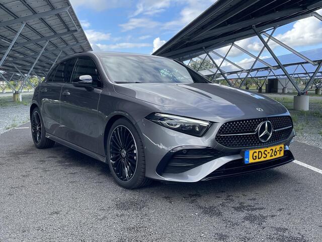Mercedes-Benz A-KLASSE 180 Star Edition AMG Line | Nieuwprijs ¤ 52.195,- | Night | Panoramadak | Sfeerverlichting | Stoelverwarming | Parkeercamera |