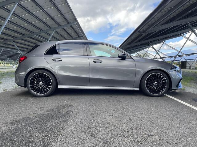 Mercedes-Benz A-KLASSE 180 Star Edition AMG Line | Nieuwprijs ¤ 52.195,- | Night | Panoramadak | Sfeerverlichting | Stoelverwarming | Parkeercamera |