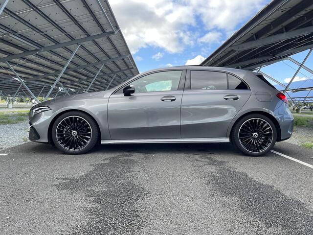 Mercedes-Benz A-KLASSE 180 Star Edition AMG Line | Nieuwprijs ¤ 52.195,- | Night | Panoramadak | Sfeerverlichting | Stoelverwarming | Parkeercamera |