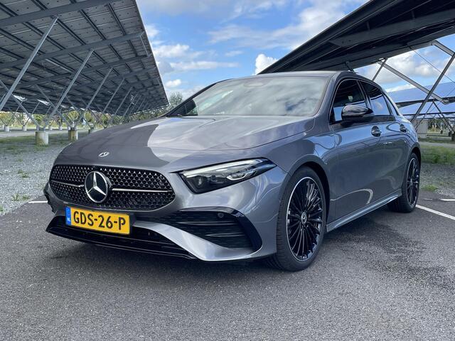 Mercedes-Benz A-KLASSE 180 Star Edition AMG Line | Nieuwprijs ¤ 52.195,- | Night | Panoramadak | Sfeerverlichting | Stoelverwarming | Parkeercamera |