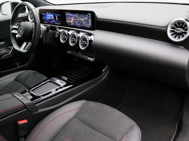 Mercedes-Benz A-KLASSE 250 e AMG Plug-In Hybride AMG Line | Night Pakket | Trekhaak | Sfeerverlichting | Achteruitrijcamera | Stuur en Stoelverwarming. Inclusief 24 maanden MB Certified garantie voor Europa.