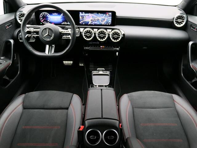 Mercedes-Benz A-KLASSE 250 e AMG Plug-In Hybride AMG Line | Night Pakket | Trekhaak | Sfeerverlichting | Achteruitrijcamera | Stuur en Stoelverwarming. Inclusief 24 maanden MB Certified garantie voor Europa.