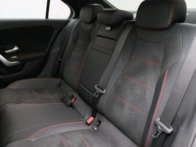 Mercedes-Benz A-KLASSE 250 e AMG Plug-In Hybride AMG Line | Night Pakket | Trekhaak | Sfeerverlichting | Achteruitrijcamera | Stuur en Stoelverwarming. Inclusief 24 maanden MB Certified garantie voor Europa.