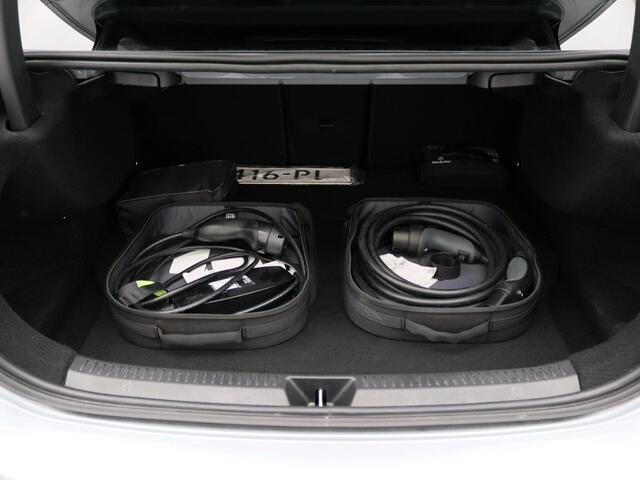 Mercedes-Benz A-KLASSE 250 e AMG Plug-In Hybride AMG Line | Night Pakket | Trekhaak | Sfeerverlichting | Achteruitrijcamera | Stuur en Stoelverwarming. Inclusief 24 maanden MB Certified garantie voor Europa.