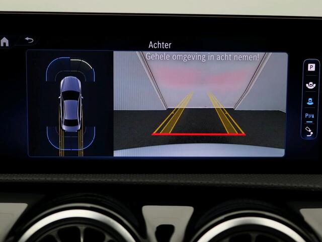 Mercedes-Benz A-KLASSE 250 e AMG Plug-In Hybride AMG Line | Night Pakket | Trekhaak | Sfeerverlichting | Achteruitrijcamera | Stuur en Stoelverwarming. Inclusief 24 maanden MB Certified garantie voor Europa.