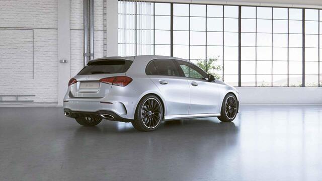 Mercedes-Benz A-KLASSE 180 Premium | AMG | Night | Panoramadak | Multispaaks AMG velgen | Stoelverwarming | Sfeerverlichting |