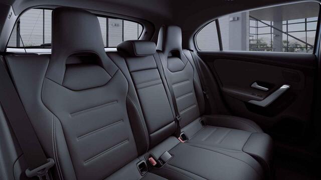 Mercedes-Benz A-KLASSE 180 Premium | AMG | Night | Panoramadak | Multispaaks AMG velgen | Stoelverwarming | Sfeerverlichting |