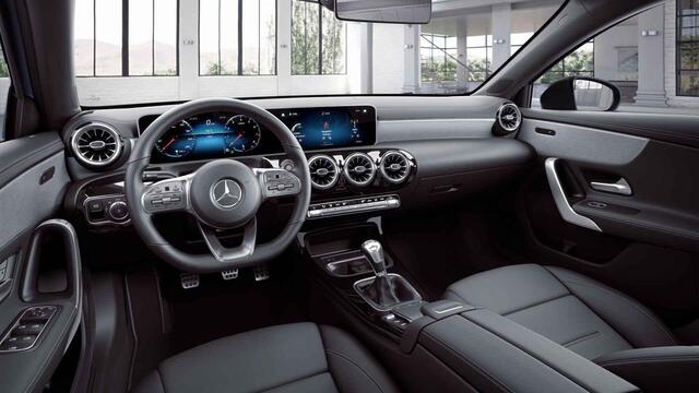 Mercedes-Benz A-KLASSE 180 Premium | AMG | Night | Panoramadak | Multispaaks AMG velgen | Stoelverwarming | Sfeerverlichting |
