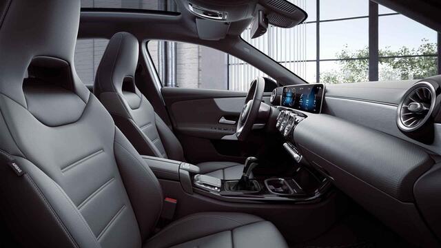 Mercedes-Benz A-KLASSE 180 Premium | AMG | Night | Panoramadak | Multispaaks AMG velgen | Stoelverwarming | Sfeerverlichting |